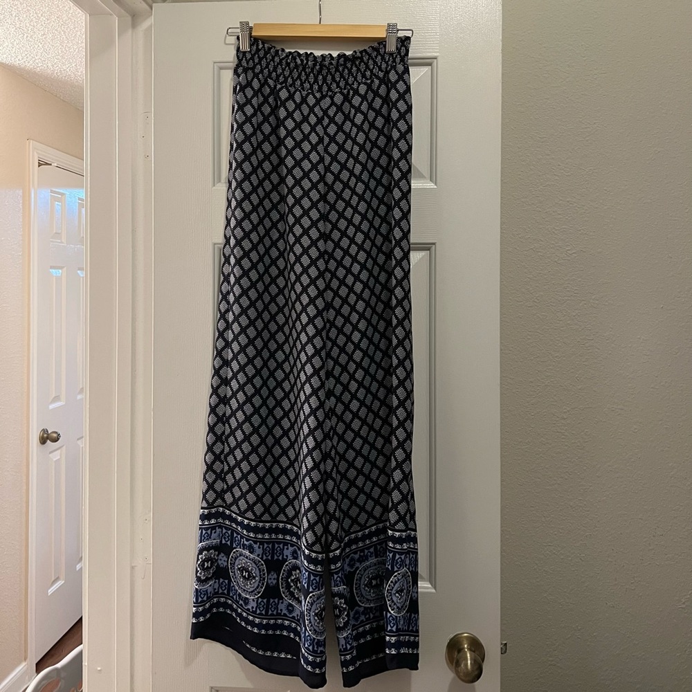 Wide leg pants with waist band sits like a small/medium